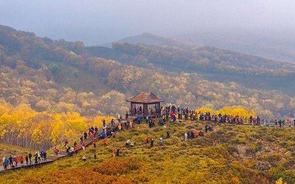 2024年9月27日，內(nèi)蒙古自治區(qū)赤峰市克什克騰旗烏蘭布統(tǒng)景區(qū)層林盡染，游人如織，風(fēng)光如畫。來(lái)源：人民圖片網(wǎng)