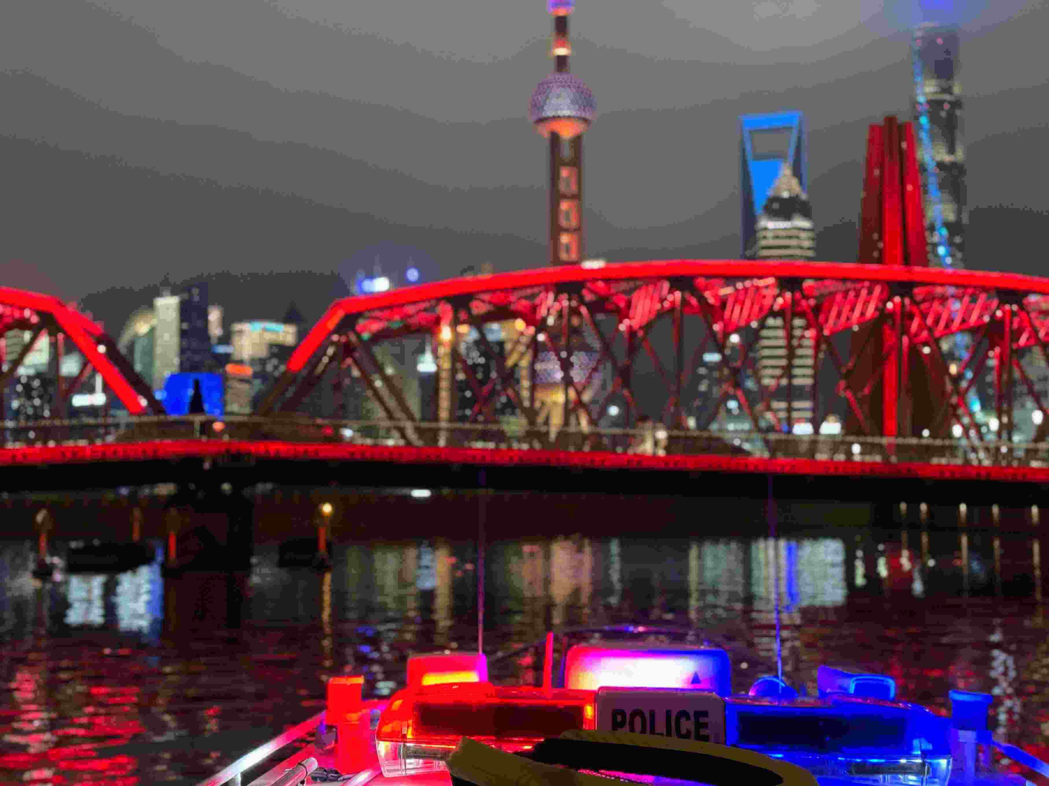 公安艇夜間巡邏。人民網(wǎng)記者 郝萍攝