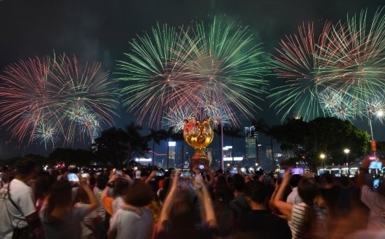 10月1日晚，香港國慶煙花匯演在維多利亞港舉行，慶祝中華人民共和國成立75周年。新華社記者 陳鐸 攝