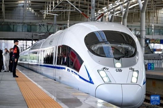 10月1日，由銀川開往惠農(nóng)的C8218次列車從銀川站駛出。