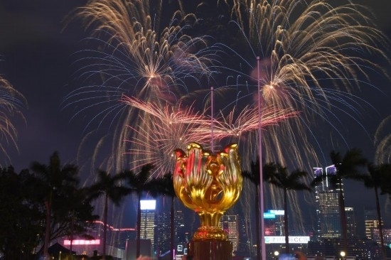 10月1日晚，香港國慶煙花匯演在維多利亞港舉行，慶祝中華人民共和國成立75周年。新華社記者 陳鐸 攝
