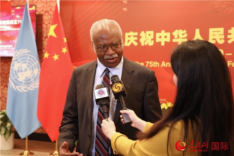 聯(lián)大主席菲勒蒙在招待會現(xiàn)場接受媒體采訪，他向中國政府和人民致以節(jié)日祝賀，表示中國的發(fā)展成就令人驚嘆。人民網(wǎng)記者 李志偉攝