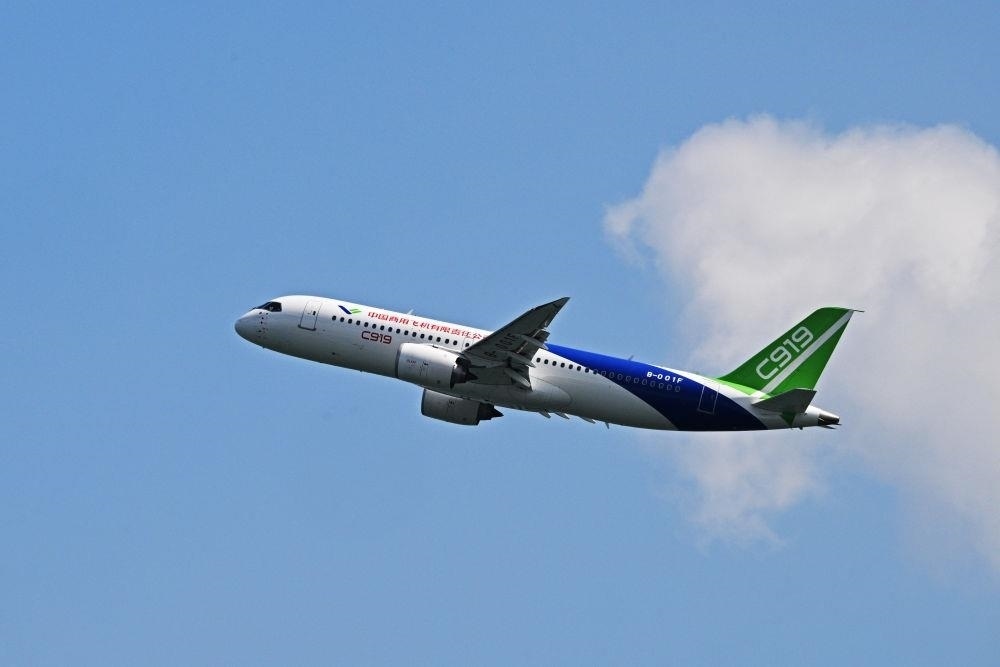 2024年2月18日，中國(guó)國(guó)產(chǎn)大型客機(jī)C919在新加坡航展開幕前進(jìn)行預(yù)演飛行。