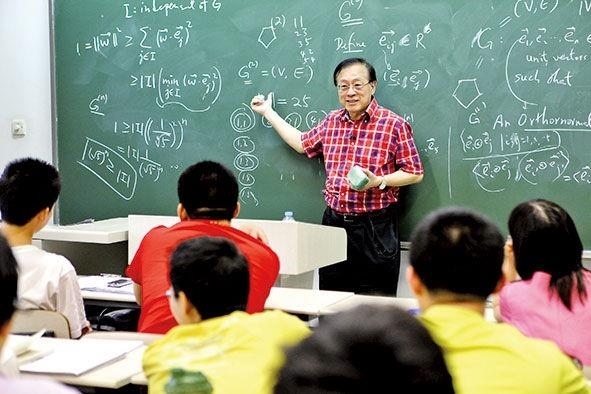姚期智為清華大學(xué)學(xué)生授課。