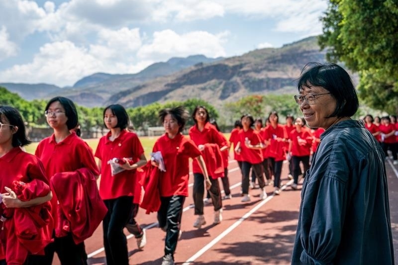 2024年6月7日，高考第一天，云南麗江華坪女高校長(zhǎng)張桂梅組織走出考場(chǎng)的學(xué)生準(zhǔn)備返回學(xué)校。