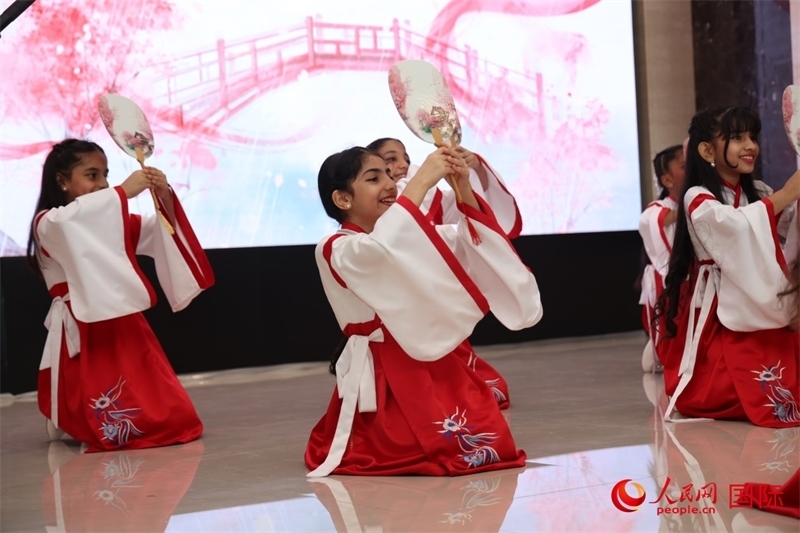 富查伊拉當(dāng)?shù)貙W(xué)校學(xué)生表演節(jié)目。人民網(wǎng)記者任皓宇攝