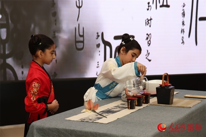 富查伊拉當(dāng)?shù)貙W(xué)校學(xué)生表演茶藝。人民網(wǎng)記者任皓宇攝