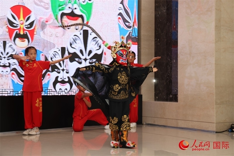 迪拜中國學(xué)校學(xué)生表演變臉。人民網(wǎng)記者任皓宇攝