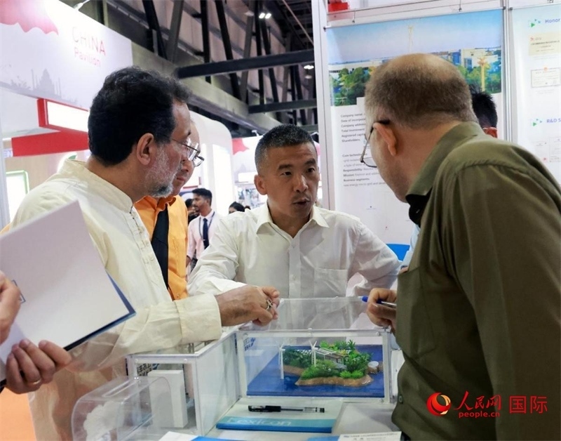 中企推出的綠色能源海水淡化系統(tǒng)吸引了參展商關(guān)注。人民網(wǎng)記者管克江攝