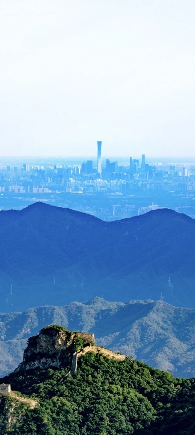 從長城上遠(yuǎn)眺，北京中央商務(wù)區(qū)清晰可見。（攝影：魯夢晗 王佰龍）
