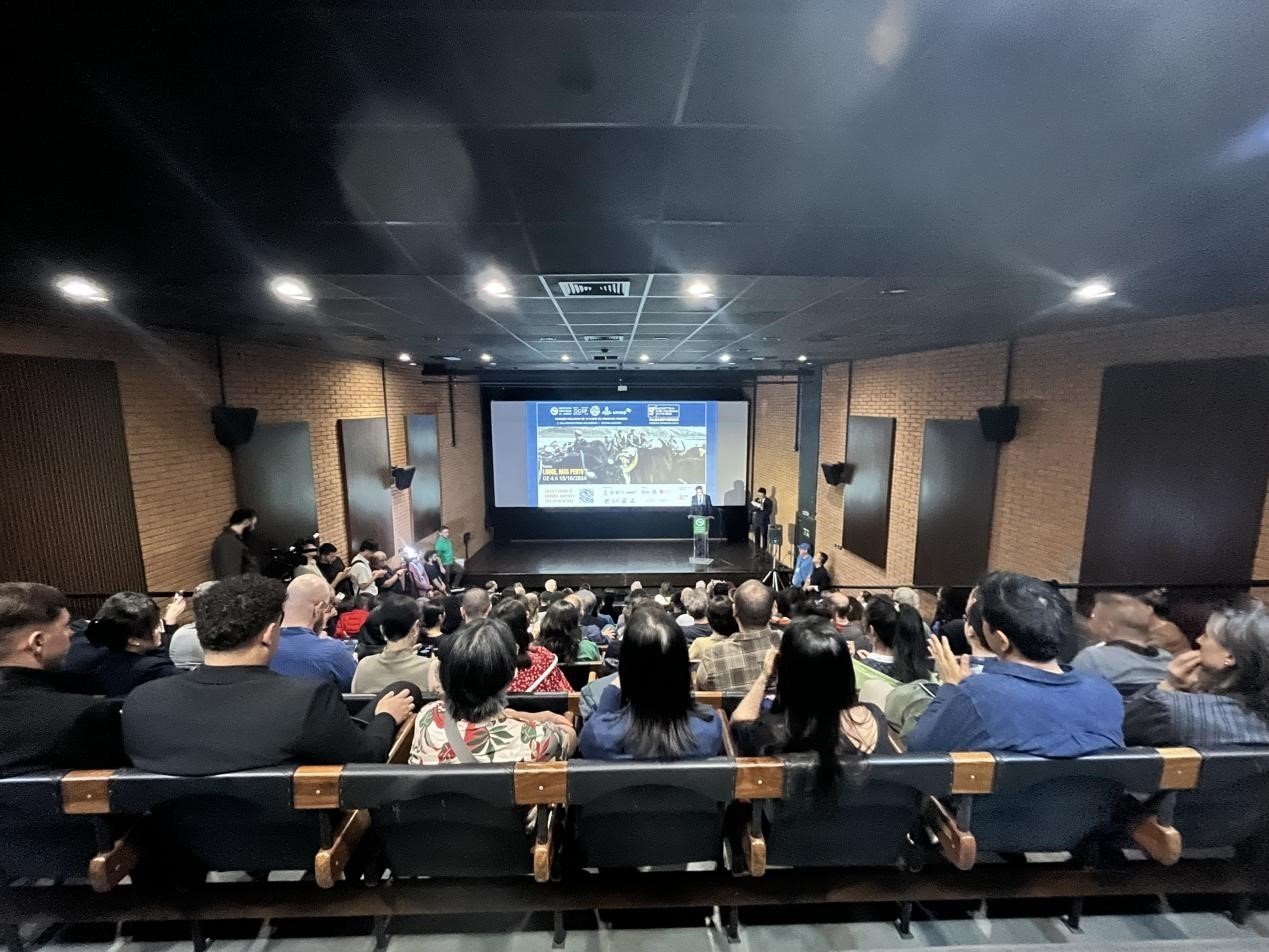 當?shù)貢r間10月3日晚，由巴西圣保羅州立大學孔子學院舉辦的第九屆圣保羅中國電影展在圣保羅文化中心拉開帷幕。巴西圣保羅州立大學孔子學院供圖