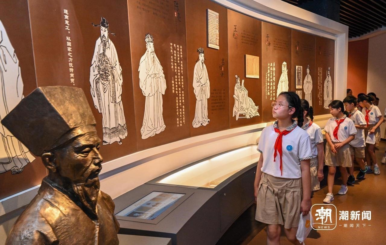來自杭州市政苑小學的學生走進浙江省檔案館“大寫浙江人”展廳，近距離“觸摸”歷史、走進榜樣、聆聽故事，激發(fā)愛黨愛國愛家熱情。記者 董旭明 攝