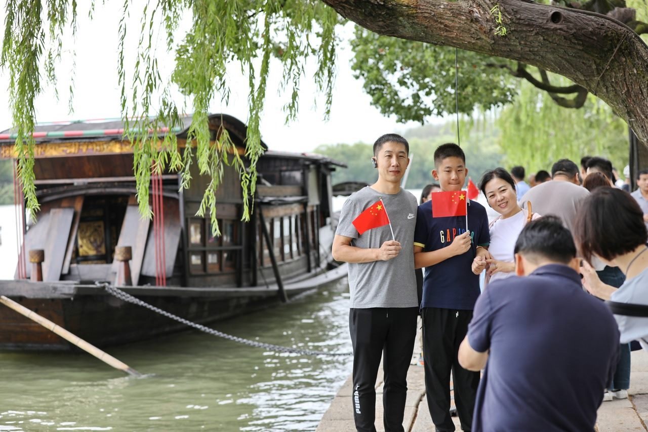 10月1日，市民在浙江省嘉興市南湖景區(qū)參加游園活動。新華社發(fā) 金鵬 攝