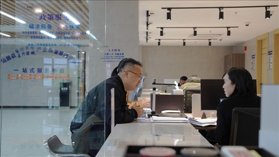 浙江省臺州市辦事群眾在政務(wù)服務(wù)中心咨詢業(yè)務(wù)辦理相關(guān)問題。圖片來源：人民網(wǎng)浙江頻道