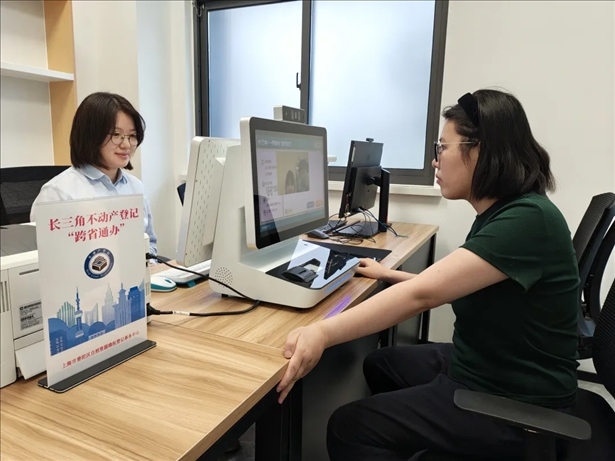 王女士在上海市普陀區(qū)自然資源確權(quán)登記事務(wù)中心辦理“跨省通辦”業(yè)務(wù)。圖片來(lái)源：微信公眾號(hào)“上海市普陀區(qū)政務(wù)服務(wù)中心”