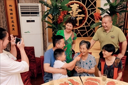 2019年9月13日，浙江南潯久安老年城餐廳， 84歲的沈學安老人（前右二）和前來看望她的親人歡聚
