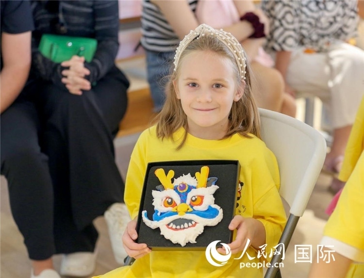 一名中文愛好者手捧生肖畫。人民網中東中心分社塔里克·易卜拉欣攝