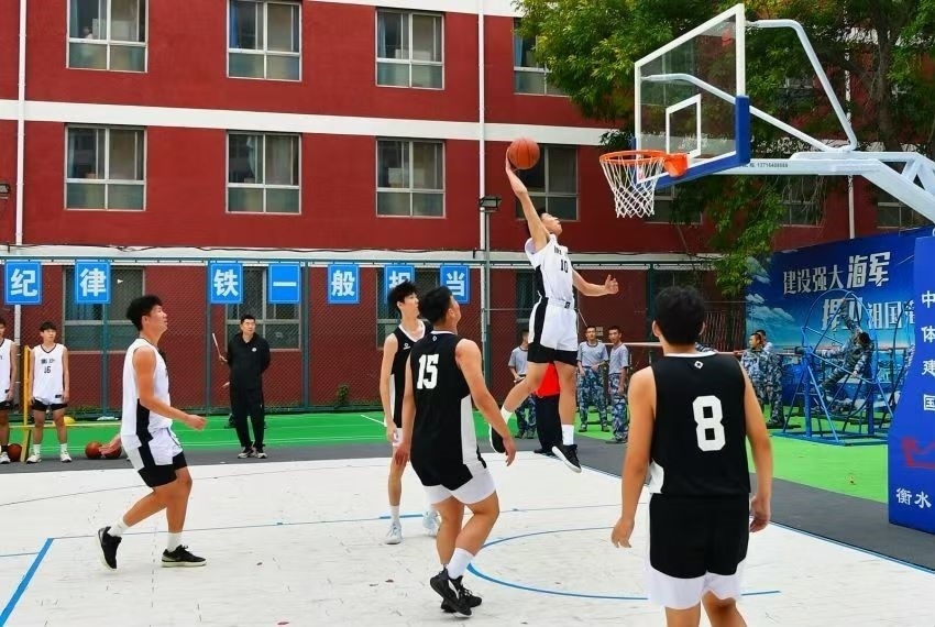 全天候室外運(yùn)動(dòng)木地板籃球場(chǎng)上精彩激烈的籃球賽。 主辦方供圖
