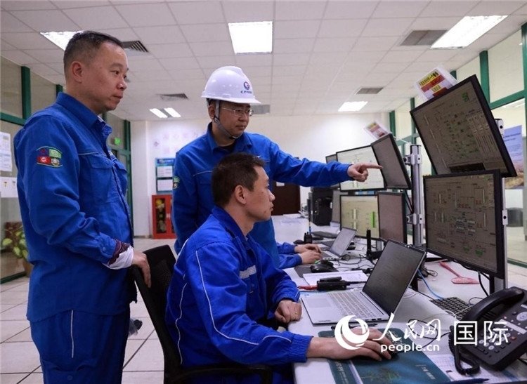 工作人員在一體化終端中央控制室工作。人民網(wǎng)記者管克江攝
