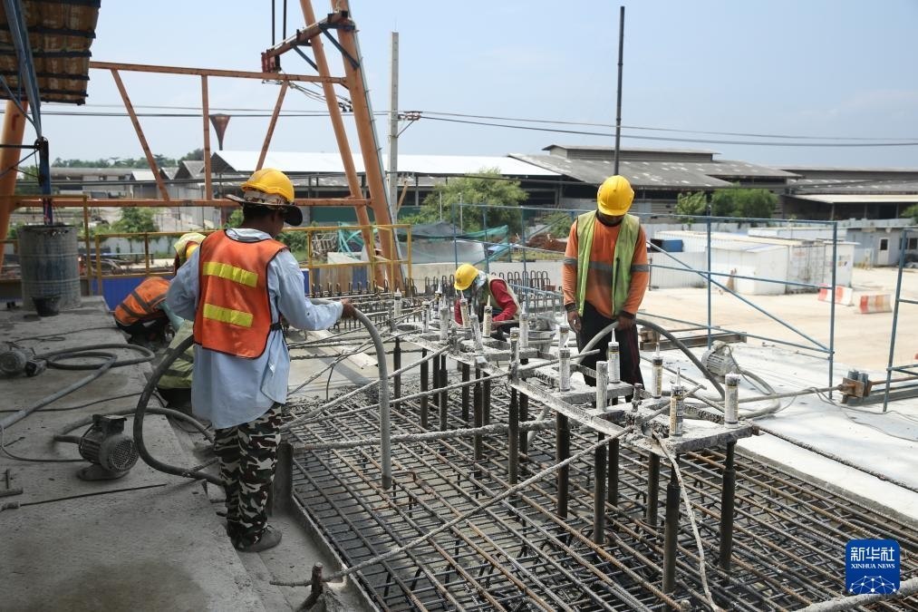 10月11日，工人在位于泰國大城府的中泰高鐵項目4-3標(biāo)段施工現(xiàn)場作業(yè)。新華社記者 孫瑋彤 攝