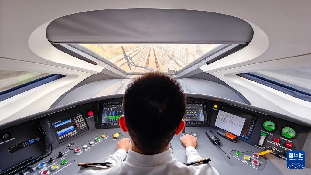 9月12日，司機駕駛高速動車組列車行駛在雅萬高鐵上（手機照片）。新華社記者 徐欽 攝