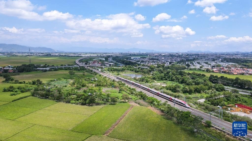 4月17日，在印度尼西亞萬隆，雅萬高鐵高速動車組列車行駛在雅萬高鐵沿線（無人機照片）。新華社記者 徐欽 攝