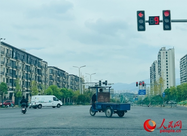 長(zhǎng)富大道與文化中心東路三岔路口車輛混行（9月19日拍攝）。人民網(wǎng)記者 帥筠攝