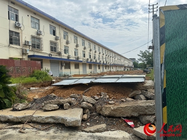 長(zhǎng)富大道北側(cè)輔路在進(jìn)行強(qiáng)電遷改項(xiàng)目。人民網(wǎng)記者 邱燁攝