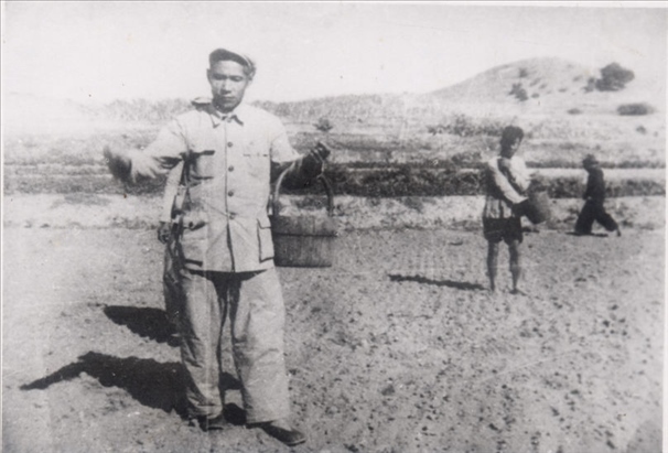 谷文昌（左）在田間與農(nóng)民一起勞動（資料照片）。