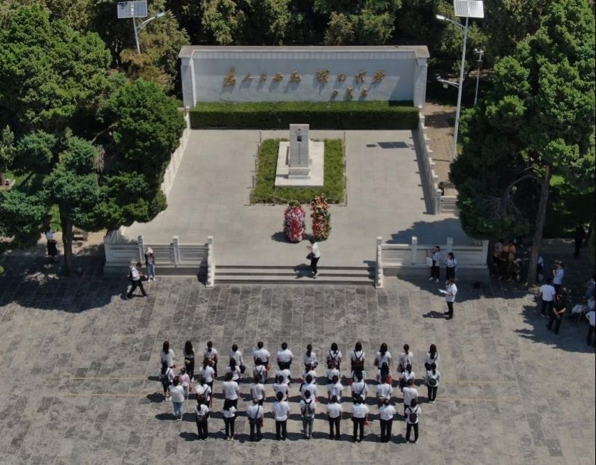 2021年6月24日，參觀者在位于河南省蘭考縣的焦裕祿紀念園瞻仰焦裕祿烈士墓（無人機照片）。新華社記者 李安 攝