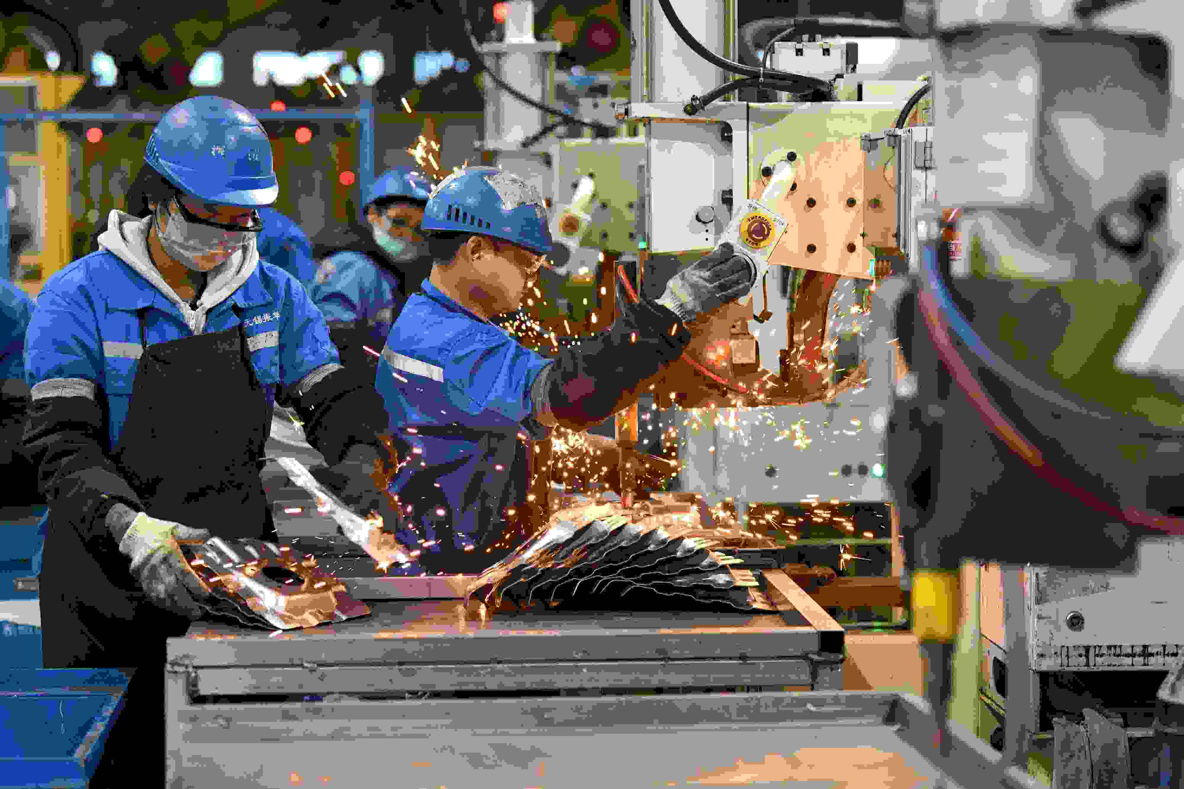 2023年2月7日，福建省寧德市蕉城區(qū)一家汽車零部件生產(chǎn)企業(yè)的生產(chǎn)線上一派繁忙景象。