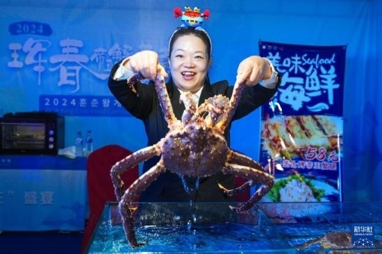 9月19日，在吉林省琿春市，商家在展示售賣的帝王蟹。新華社記者 許暢 攝