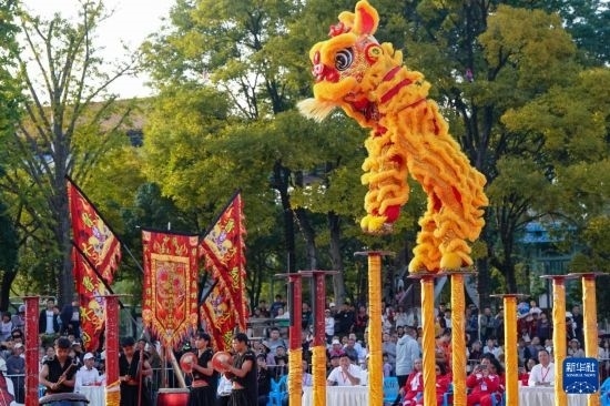 10月19日，云南魯木納龍獅藝術(shù)團(tuán)隊(duì)員在南獅高樁自選套路項(xiàng)目中比賽，最終他們獲得該項(xiàng)目銅獎(jiǎng)。