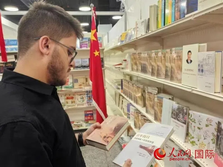 第二十三屆約旦安曼國際書展于10月10日至19日在約旦展覽中心舉行，約旦政府和民間各界人士在中國展臺翻閱圖書，熱烈交流互動，感受中華文化之美。人民網(wǎng)記者 李瀟攝