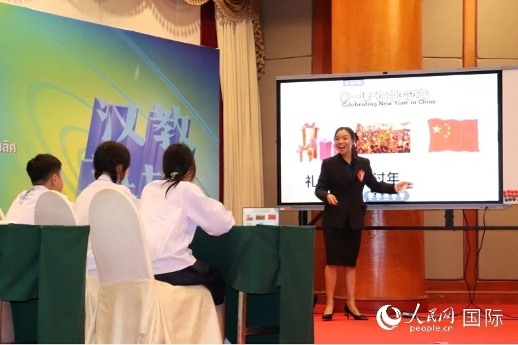 泰國本土中文教師參賽者現(xiàn)場授課。人民網(wǎng)實(shí)習(xí)生 姚欣可攝