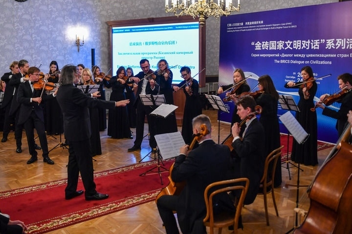 2024年9月24日，在俄羅斯喀山，俄羅斯喀山室內(nèi)樂團(tuán)演奏傳統(tǒng)曲目?！敖鸫u國家文明對話”系列活動24日在俄羅斯喀山舉行，來自中國、俄羅斯、巴西、印度、南非、伊朗等金磚國家的相關(guān)機(jī)構(gòu)、各領(lǐng)域?qū)＜覍W(xué)者及青年代表等300多人參加。新華社記者 曹陽 攝