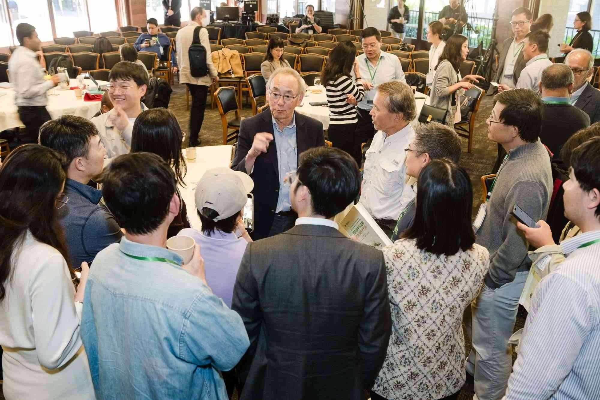 美國前能源部長、諾獎得主朱棣文教授在會場與參會者交流。馮超攝