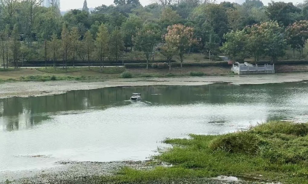 浙江湖州安吉縣滸溪幸福河湖景色宜人。人民網(wǎng)記者 申佳平攝