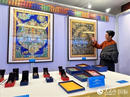 熱貢藝術(shù)國(guó)家級(jí)代表性傳承人夏吾角向嘉賓介紹作品。人民網(wǎng)記者 簡(jiǎn)承淵攝