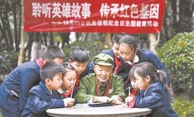 圖為89歲的抗美援朝老兵楊克美在向孩子們講述英雄故事。徐偉攝