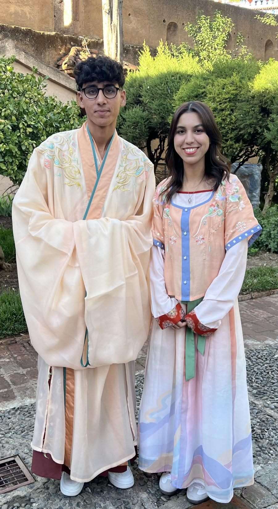兩位青年試穿中國古代服裝。拉巴特中國文化中心供圖