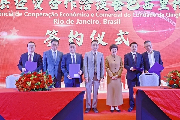 企業(yè)家在活動現(xiàn)場參與項目簽約儀式。人民網(wǎng)記者 陳海琪攝