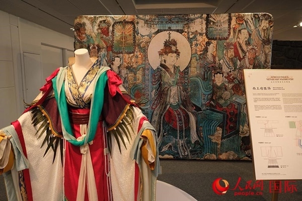 壁畫(huà)服飾的實(shí)物復(fù)刻展示。人民網(wǎng)記者 尚凱元攝