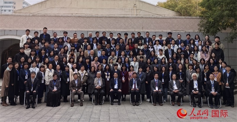 與會嘉賓合影留念。人民網(wǎng)記者 陳建軍攝