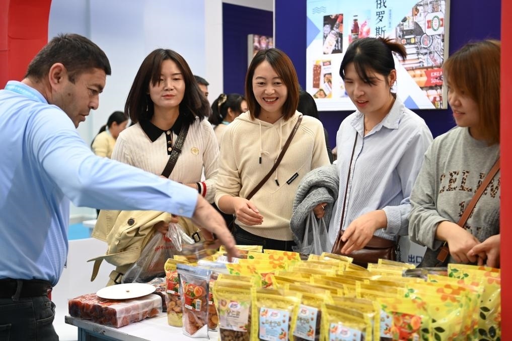 10月25日，觀眾在楊凌農(nóng)高會上合組織國家農(nóng)業(yè)展區(qū)了解農(nóng)產(chǎn)品。新華社記者 鄒競一 攝