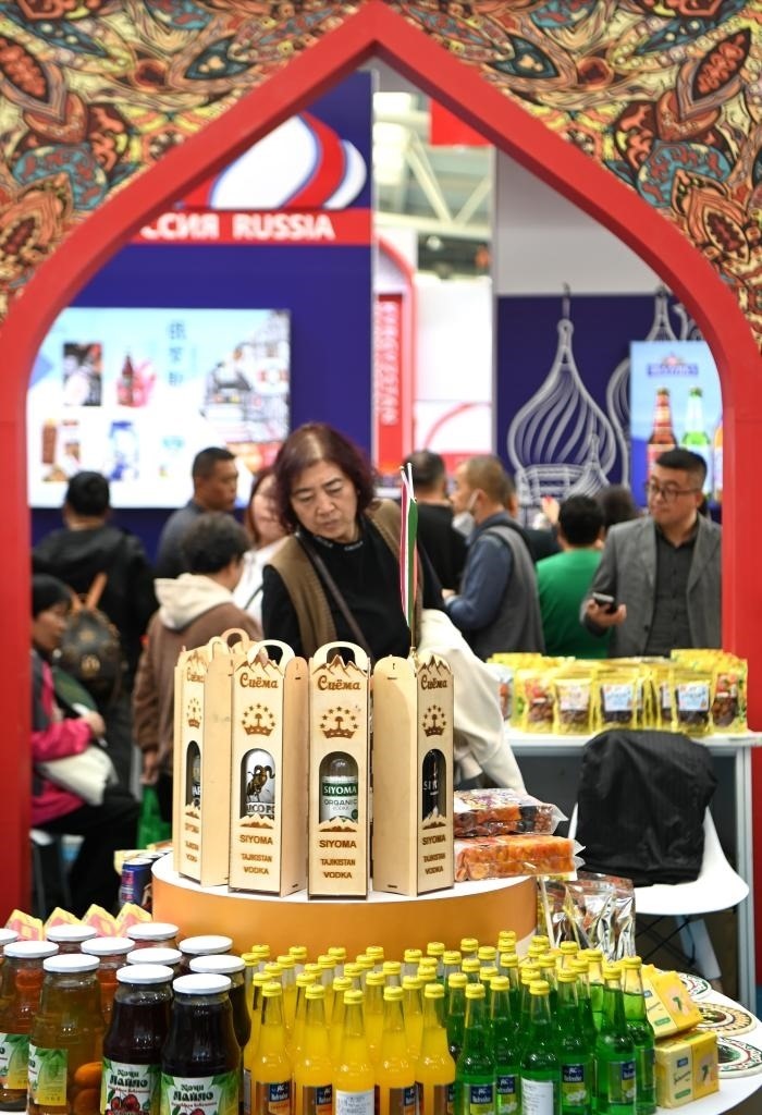10月25日，觀眾在楊凌農(nóng)高會上合組織國家農(nóng)業(yè)展區(qū)了解農(nóng)產(chǎn)品。新華社記者 鄒競一 攝