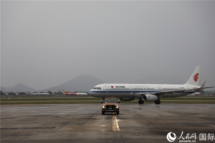 國航上?！觾?nèi)首班飛機(jī)抵達(dá)河內(nèi)內(nèi)排機(jī)場。人民網(wǎng)記者 楊曄攝