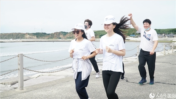 中日青年沿著海岸線奔跑前行。人民網(wǎng) 蔣曉辰攝