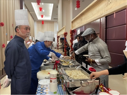 乍得友人品嘗中國(guó)美食煎餅。主辦方供圖
