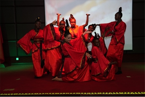 孔子學(xué)院的學(xué)生表演中國(guó)舞《昭君出塞》。主辦方供圖